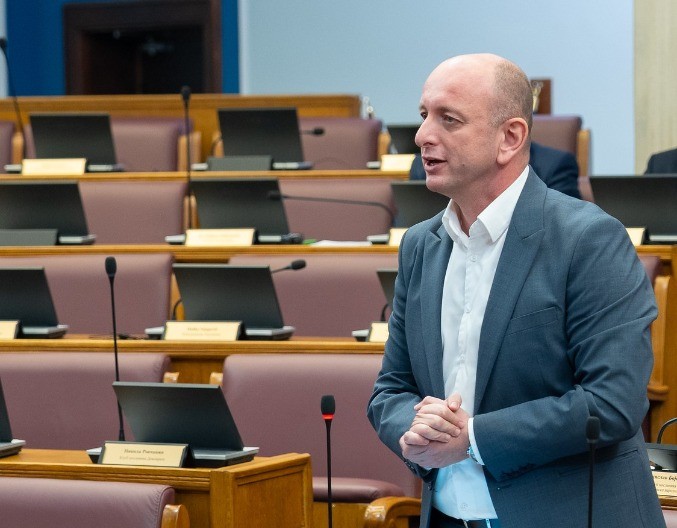 Knežević otkrio temelje države: Crna Gora nastala na nafti, cigaretama i kokainu